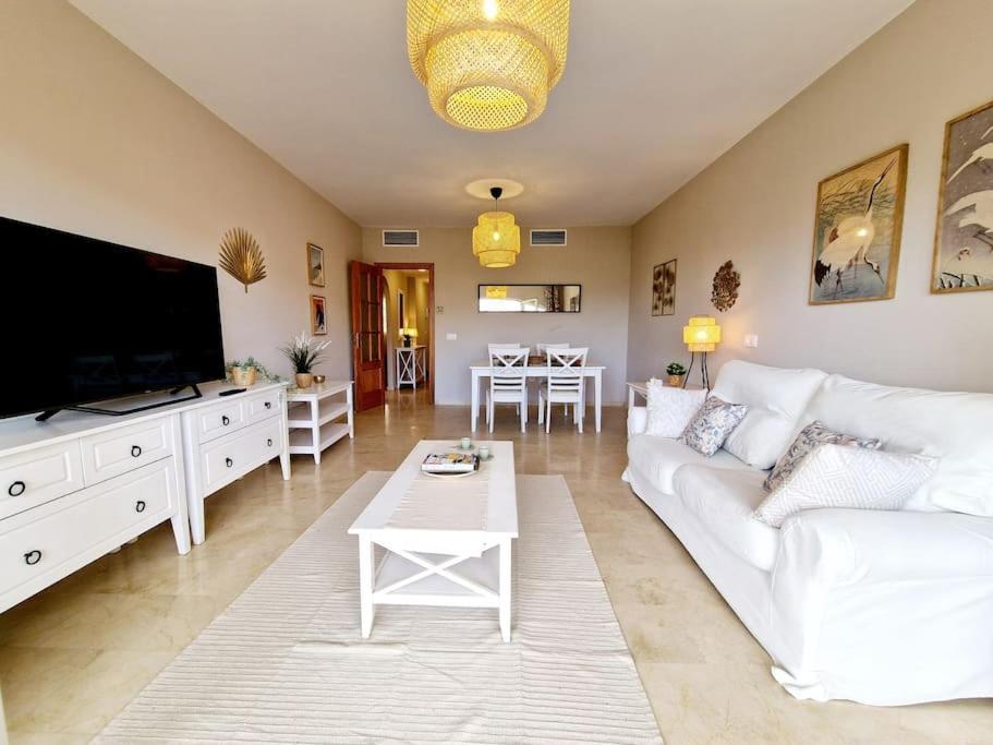 شقة Royal Golf View: 2Br, Pools & Ac Sitio de Calahonda المظهر الخارجي الصورة