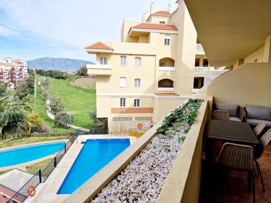 شقة Royal Golf View: 2Br, Pools & Ac Sitio de Calahonda المظهر الخارجي الصورة