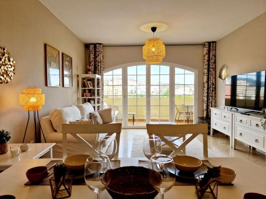 شقة Royal Golf View: 2Br, Pools & Ac Sitio de Calahonda المظهر الخارجي الصورة