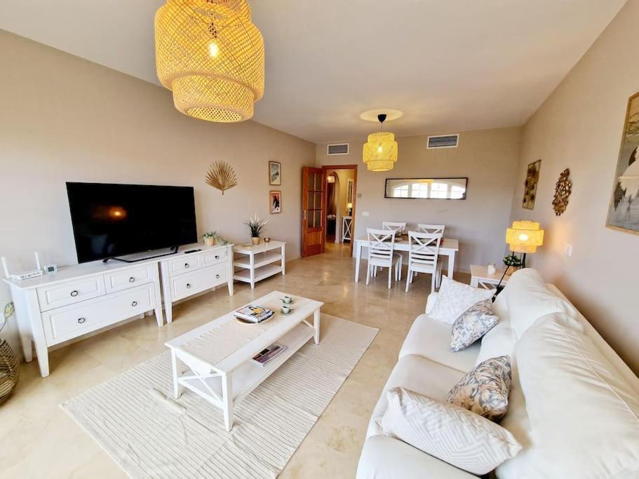 شقة Royal Golf View: 2Br, Pools & Ac Sitio de Calahonda المظهر الخارجي الصورة