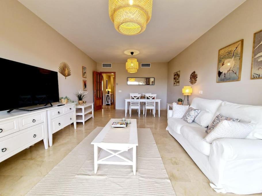 شقة Royal Golf View: 2Br, Pools & Ac Sitio de Calahonda المظهر الخارجي الصورة