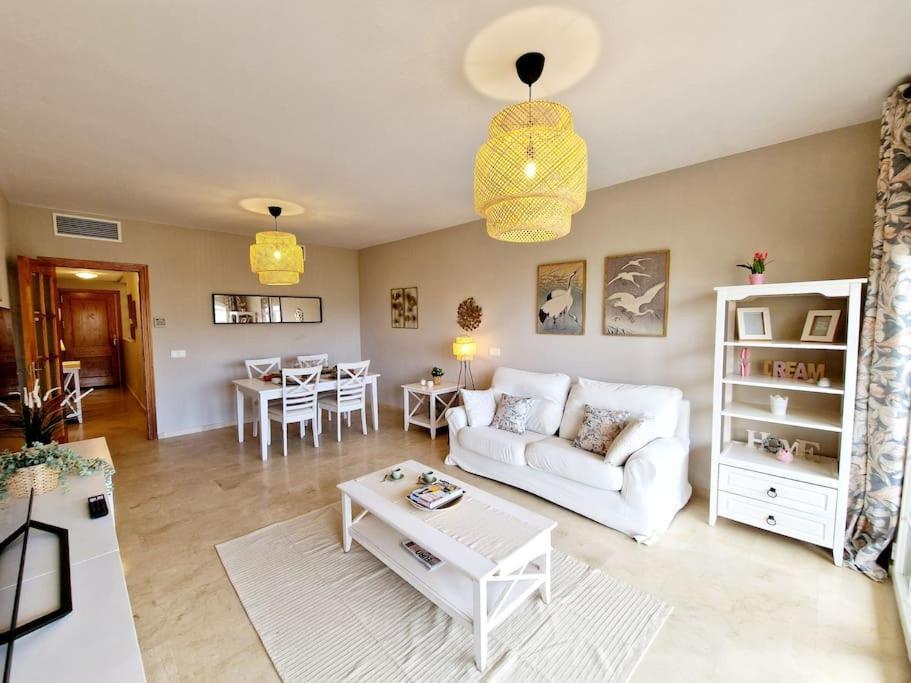 شقة Royal Golf View: 2Br, Pools & Ac Sitio de Calahonda المظهر الخارجي الصورة