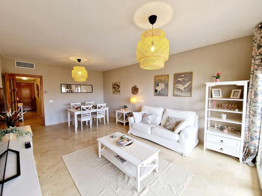 شقة Royal Golf View: 2Br, Pools & Ac Sitio de Calahonda المظهر الخارجي الصورة